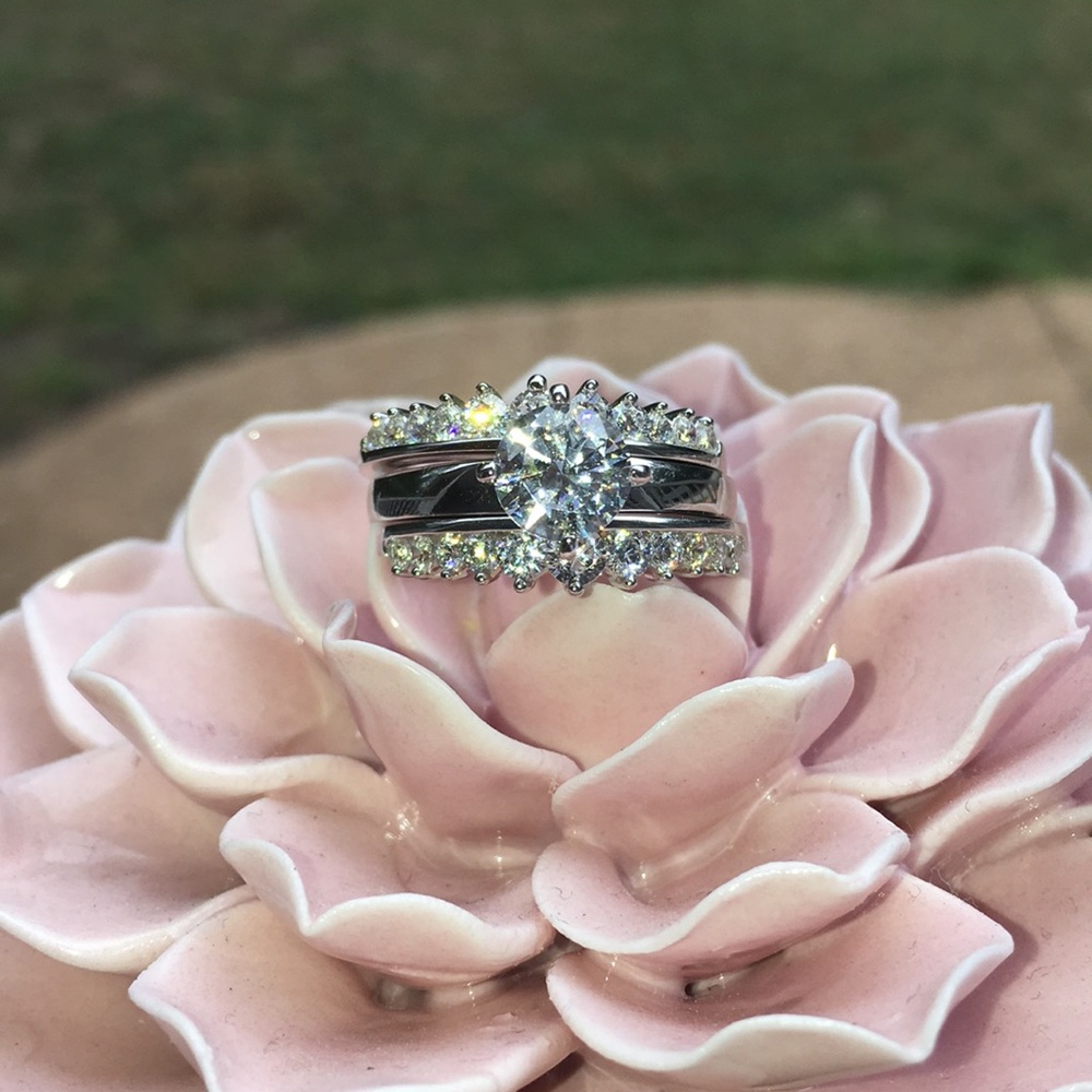 ⛔️sold⛔️Lovely 3 Piece Bridal Ring Set - Size 8 - Picture 1 of 4